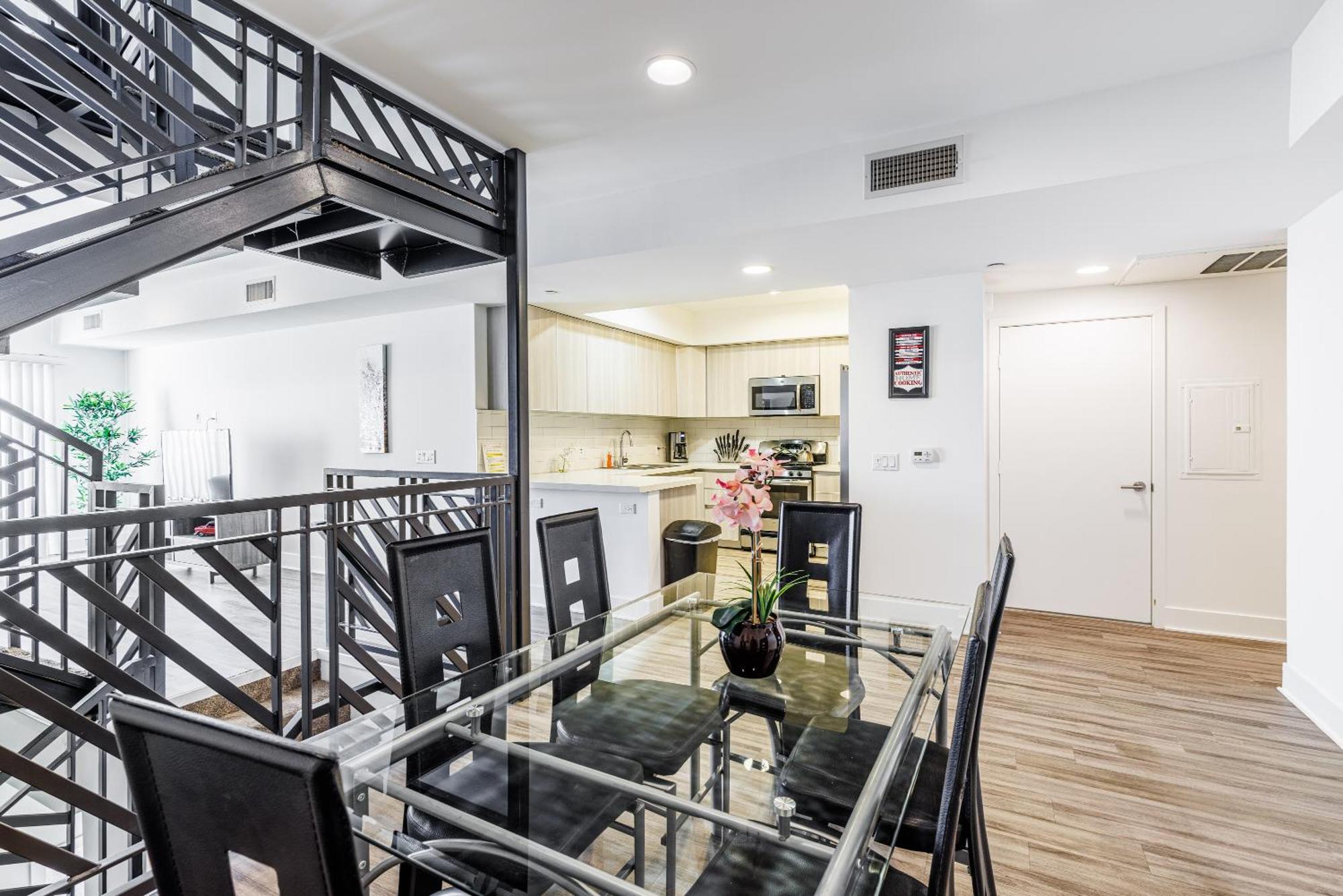 Sunset Boulevard Apartments — Photos 2
